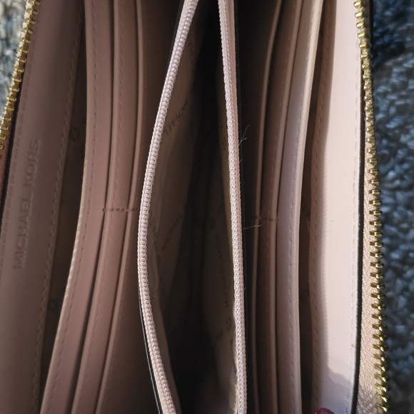 Michael Kors Logo Wallet - Picture 5 of 8